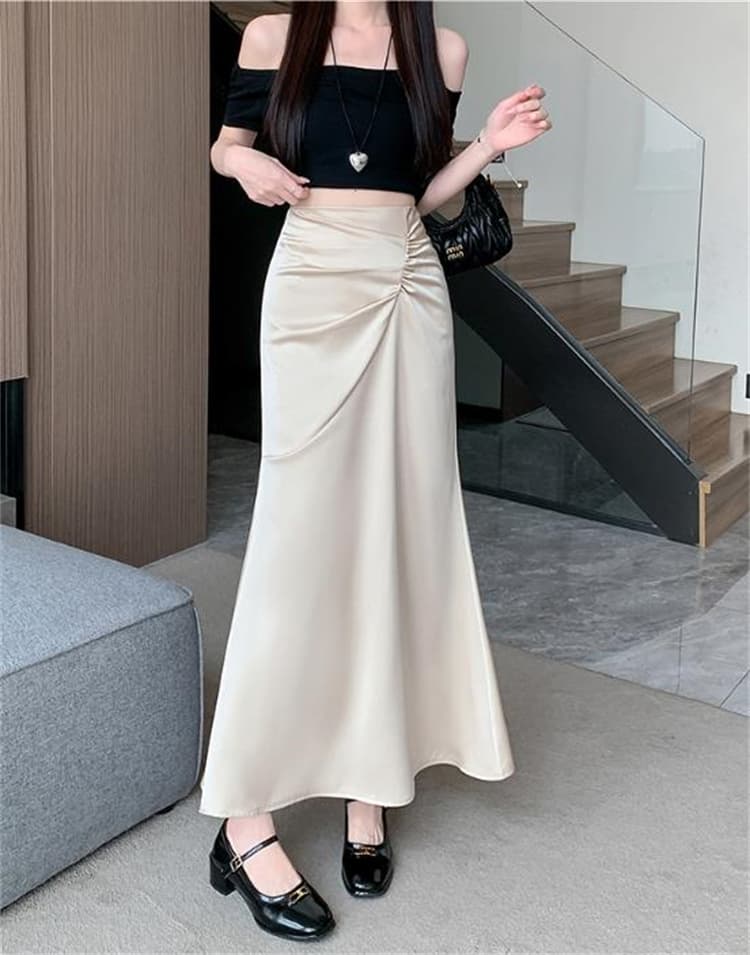 美しいラインを演出する薄手マーメイドスカート