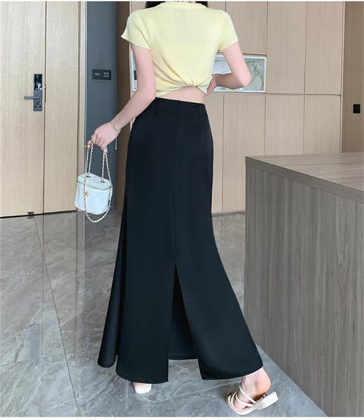 美しいラインを演出する薄手マーメイドスカート