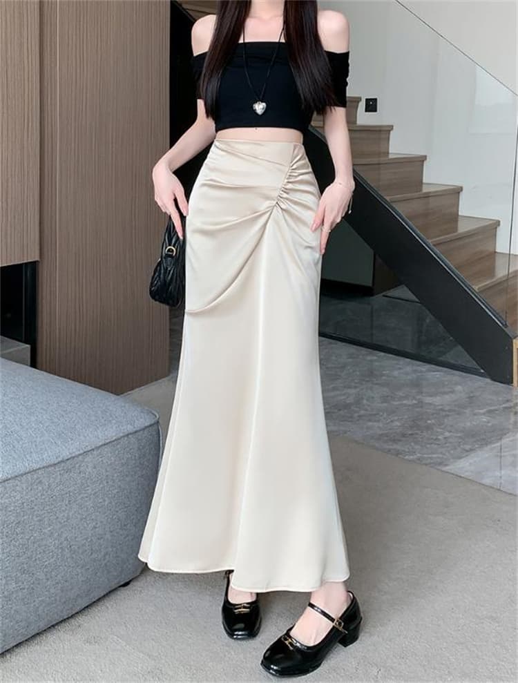 美しいラインを演出する薄手マーメイドスカート